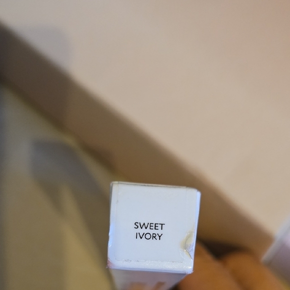 Cream Concealer - Gold and Tan - Picture 3 of 3